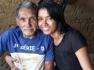 Video Pria Tua Berjalan Pakai Tangan di Wisuda Putrinya yang Bikin Hati Sedih Video Pria Tua Berjalan Pakai Tangan di Wisuda Putrinya yang Bikin Hati Sedih