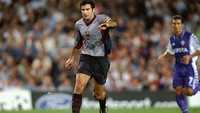 Luis Figo adalah salah satu figur penting Barca era 1995–2000. Tawaran Real Madrid sesuai nilai klausul pelepasan (buyout clause) kontrak Figo membuat Barca tak berdaya melepasnya di musim panas 2000. (Foto: Phil Cole /Allsport)