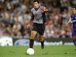 Luis Figo adalah salah satu figur penting Barca era 1995–2000. Tawaran Real Madrid sesuai nilai klausul pelepasan (buyout clause) kontrak Figo membuat Barca tak berdaya melepasnya di musim panas 2000. (Foto: Phil Cole /Allsport)