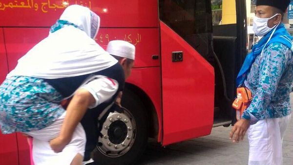 Petugas Gendong Jemaah Calon Haji yang Sudah Tua
