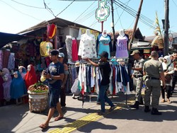 Bandel, PKL Tanah Abang Jualan di Trotoar Meski Sering Ditertibkan