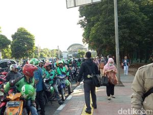 Foto: Aduh! Ojek Menyerbu Stasiun Palmerah dan Bikin Macet