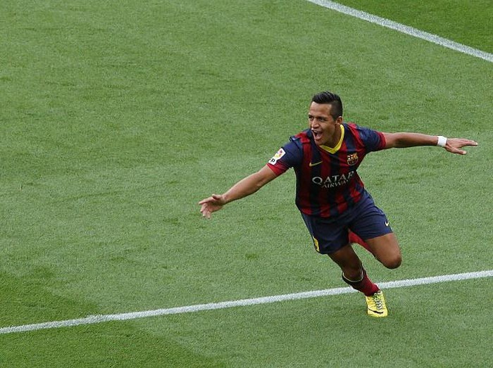 Barcelona's Chilean forward Alexis Sanchez celebrates after scoring during the Spanish league football match FC Barcelona vs Club Atletico de Madrid at the Camp Nou stadium in Barcelona on May 17, 2014.   AFP PHOTO/ QUIQUE GARCIA / AFP PHOTO / QUIQUE GARCIA