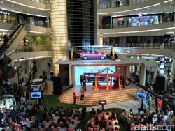 Aksi Sulap Denny Darko di Peluncuran Wuling Confero