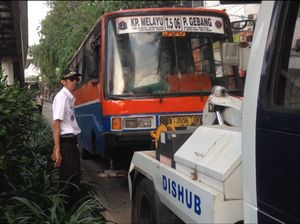 Metro Mini Diderek Petugas karena Masuk Busway, Sopir Mengamuk Metro Mini Diderek Petugas karena Masuk Busway, Sopir Mengamuk