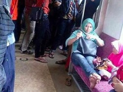 Selonjoran di KRL dan Hilangnya Tenggang Rasa ke Sesama Penumpang