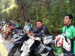 Ada Saja Alasan Tukang Ojek Ngetem di Trotoar Stasiun Palmerah