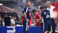 James Rodriguez juga harus ditarik keluar karena cedera. Foto: Michael Dalder/Reuters