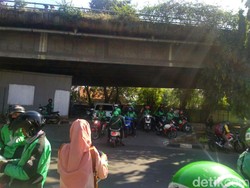 Macetnya Kolong Flyover Stasiun Tebet Jadi Tempat Mangkal Ojek