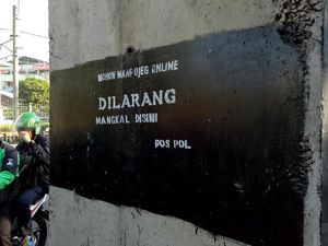 Ada Grafiti Larangan Ojek Online Mangkal Dekat Stasiun Palmerah