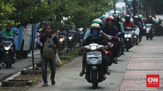 Djarot Ancam Cabut Kartu Jakarta Sehat Penyerobot Trotoar