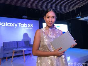 Cerita Happy Salma Intim dengan Tablet Barunya