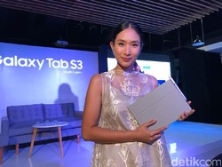 Cerita Happy Salma Intim dengan Tablet Barunya