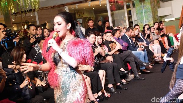 Foto: Gaya Cetar Syahrini Rilis Parfum Sekaligus Rayakan Ultah ke-35