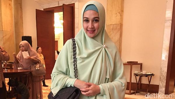 Aktif di Parpol, Begini Gaya Hijab Dina Lorenza Sekarang