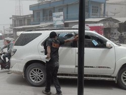 Diguyur Abu Sinabung, Karo Sumut Berselimutkan Debu Pasir