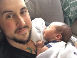 Lagi! Seorang Pria Transgender Lahirkan Bayi Laki-laki