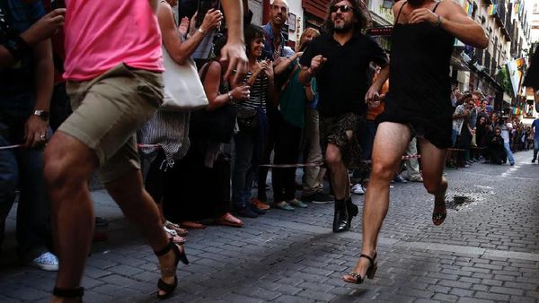 Foto: Lomba Lari Pria... Pakai High Heels