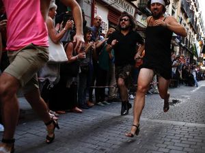 Foto: Lomba Lari Pria... Pakai High Heels