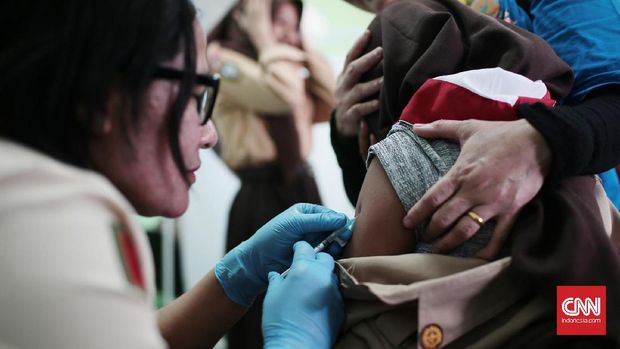 Penyuntikan vaksin Measless Rubella dan Campak terhadap para siswa. 