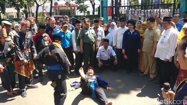 Antusiasme Anak Sambut Bulan Imunisasi: Jatuh-jatuhan di Depan Menkes