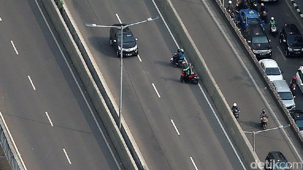 Foto: Nekat, Pemotor Lawan Arah di JLNT