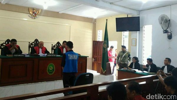 Foto: Fidelis Tertunduk Lesu Saat Divonis 8 Bulan Penjara