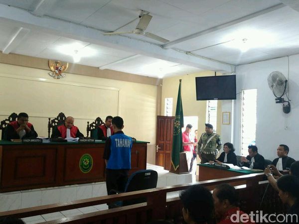 Foto: Fidelis Tertunduk Lesu Saat Divonis 8 Bulan Penjara