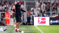 Sementara itu, manajer Liverpool Juergen Klopp bisa tersenyum melihat kemenangan telak timnya atas Bayern. Foto: Michael Dalder/Reuters