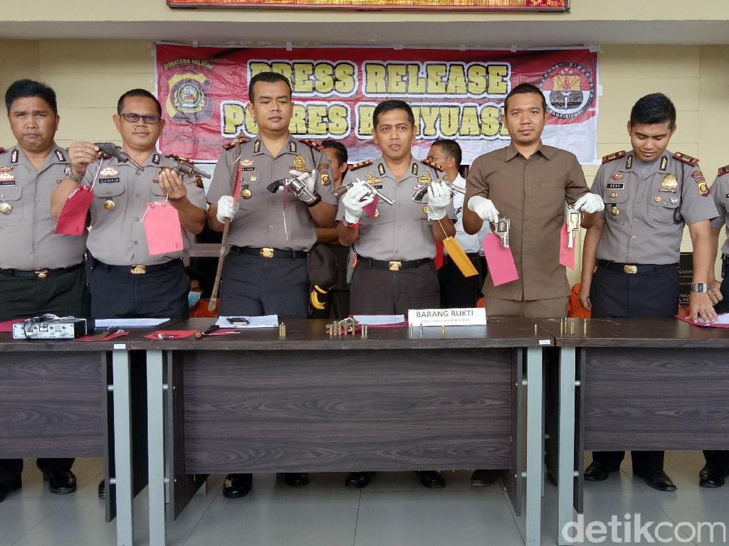 Polisi Amankan 13 Senpi Rakitan dari 23 Tersangka di Banyuasin Polisi Amankan 13 Senpi Rakitan dari 23 Tersangka di Banyuasin