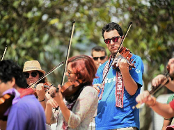 Grup Orkestra Asal Spanyol Kagum Akan Keindahan Danau Toba