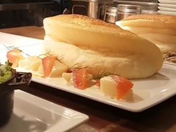 Wow, Omelet Ini Begitu Tebal dan Terlihat Menggiurkan!