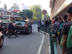 Masih ada Angkot dan Ojek yang Ngetem di Depan Stasiun Cikini