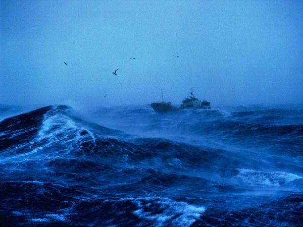 Foto: Ngeri! Saat Kapal Diterjang Badai