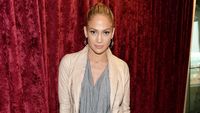Foto: 10 Gaya Jennifer Lopez yang Tetap Cantik dengan Baju Kasual