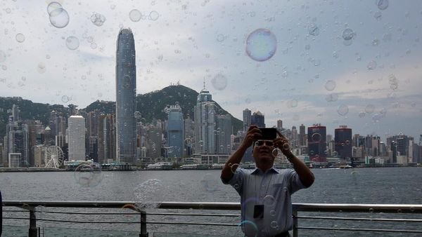 Foto: Cantiknya Gelembung Busa Hiasi Pencakar Langit Hong Kong