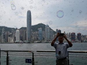 Foto: Cantiknya Gelembung Busa Hiasi Pencakar Langit Hong Kong
