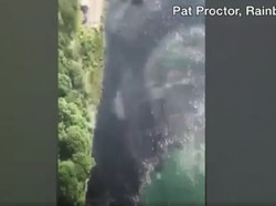 Bau! Cairan Misterius di Air Terjun Niagara Bikin Geger Turis