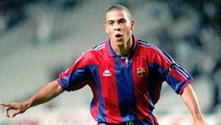 Barcelona menebus Ronaldo dengan rekor transfer saat itu pada musim panas 1996. Tapi pemain terbaik dunia pada eranya tersebut cuma semusim si Barca. Ronaldo dilepas ke Inter Milan di musim panas 1997. (Foto: AFP PHOTO / ANDREU DALMAU / EFE)