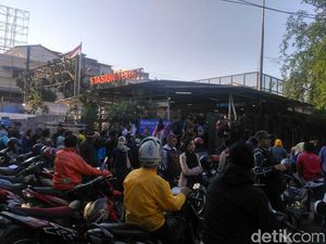 Suara Pejalan Kaki yang Terganggu Ojek Ngetem di Stasiun Tebet Suara Pejalan Kaki yang Terganggu Ojek Ngetem di Stasiun Tebet