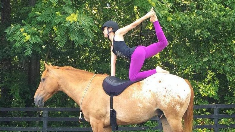 Pose yoga di punggung kuda (horse_yoga_girl/Instagram) Pose yoga di punggung kuda (horse_yoga_girl/Instagram)