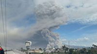 Penampakan Semburan Awan Pekat nan Panas dari Perut Sinabung
