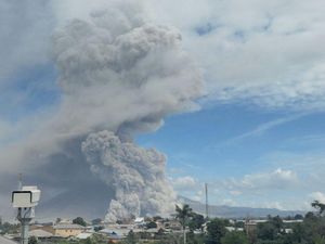Penampakan Semburan Awan Pekat nan Panas dari Perut Sinabung