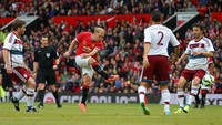 Paul Scholes pernah gantung sepatu pada akhir musim 2010/2011. Karena Manchester United krisis gelandang, dia akhirnya kembali dari pensiun Januari 2012 untuk bermain selama enam bulan. (Dave Thompson/Getty Images)