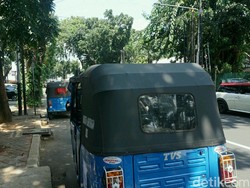 Saat Sopir Bajaj Tiru Mobil Orang Kaya yang Parkir di Trotoar