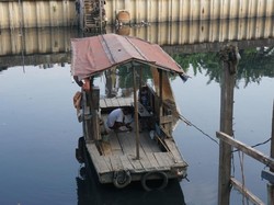 Nyeberang di Kali Mookervart, Warga Pilih Rakit daripada Jembatan