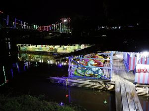 Malam-malam Wisata Kuliner Khas Sanggau di Kafe Terapung Malam-malam Wisata Kuliner Khas Sanggau di Kafe Terapung