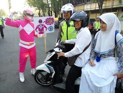 Power Ranger Pink Turun Jalan, Tekan Angka Kecelakaan