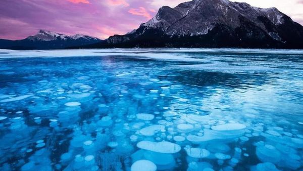 Foto: Ketika Danau Jadi Gelembung Beku