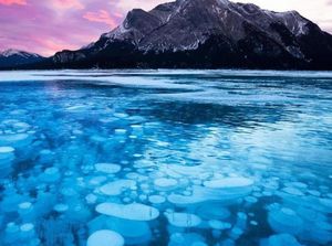 Foto: Ketika Danau Jadi Gelembung Beku